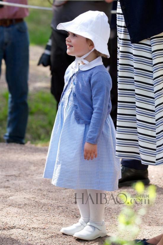 Princess Estelle上周末在瑞典出席活动,2岁的小公主在王储妈妈和爸爸Daniel的陪伴下完成了与瑞典人民的第一次近距离会面~