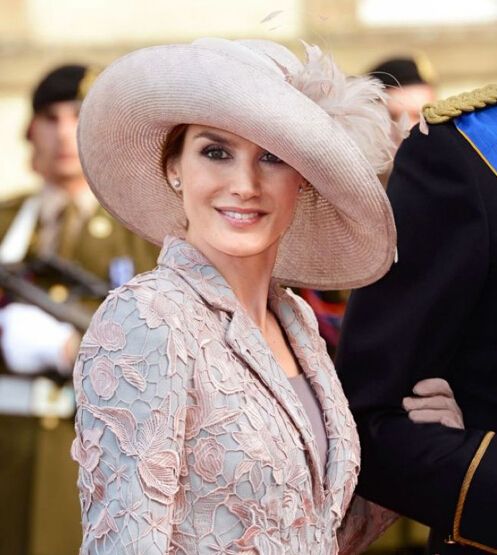 揭各国公主:西班牙公主还原冰雪奇缘艾莎 日