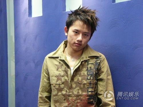 张杰演唱会穿丝质黑色长裙 看闰土的奇装异服