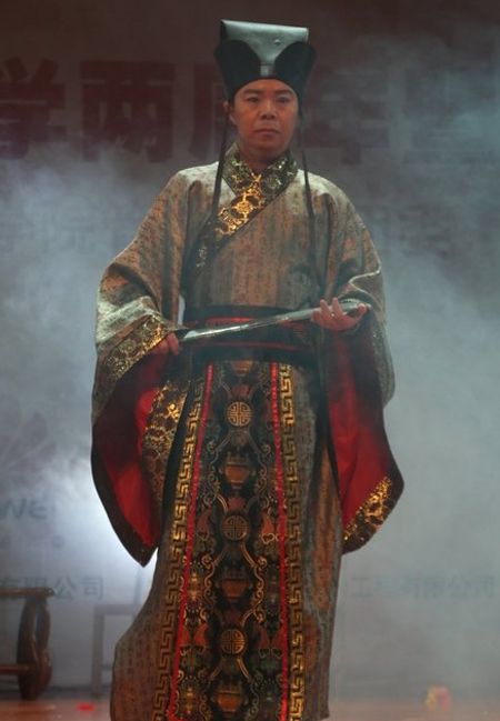 大学教师穿旗袍汉服走秀迎学生 网友大赞女神