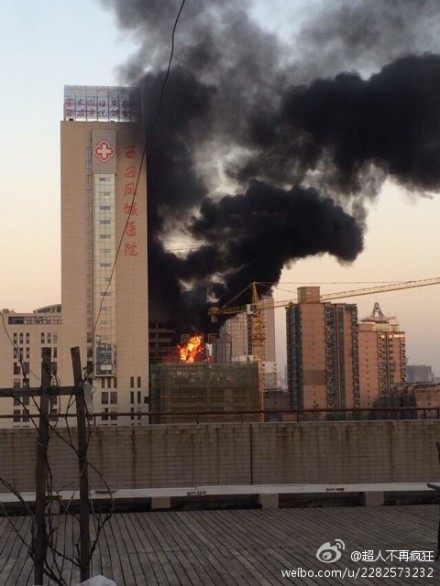 西安凤城医院一水塔保温层着火 未造成人员伤