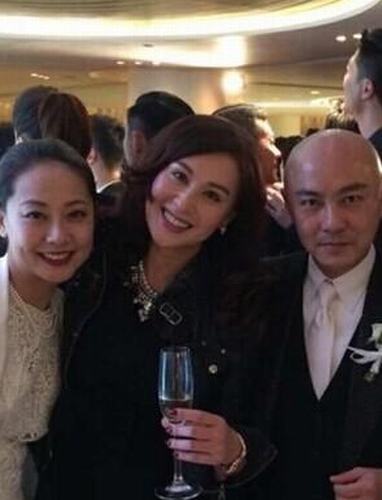 与老婆和初恋女友合照 张卫健严肃不敢笑(图)