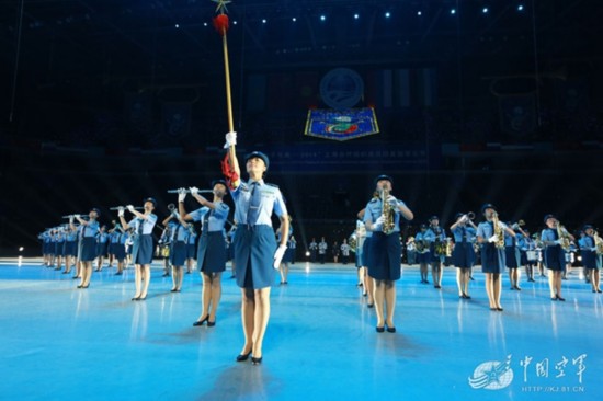 空军女子业余军乐队 蓝色方阵中的军中红玫瑰