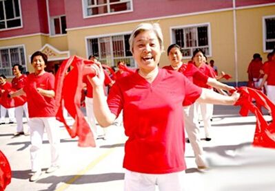 冬季老年人跳广场舞要适度 预防血压升高