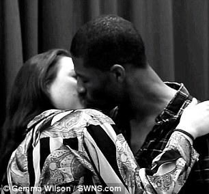 英国9位大学生镜头前与陌生人接吻 表情很尴尬