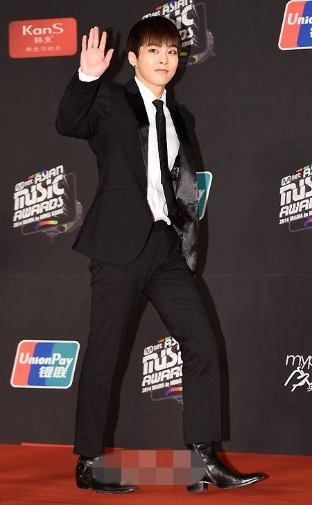 MAMA颁奖礼EXO惹祸:单手接奖 没看刘德华一