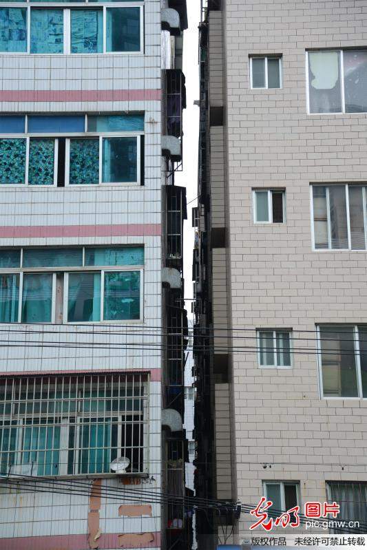 南宁现大量楼贴贴“亲嘴楼”邻楼间开窗可握手