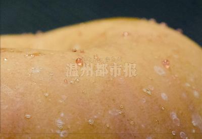 女子购买汗血苹果滴滴红色液体吓坏人