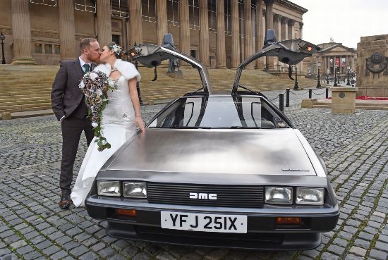 英男子用影片中时光机做婚车吸足眼球