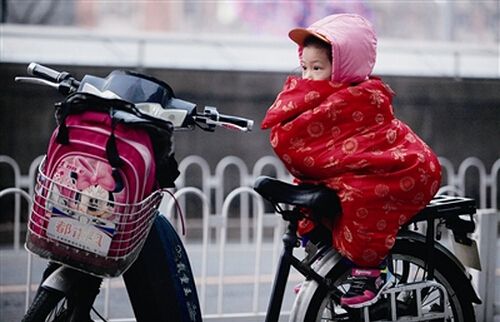 10岁女孩坐电瓶车回家 围巾绞进电动车轮致瘫