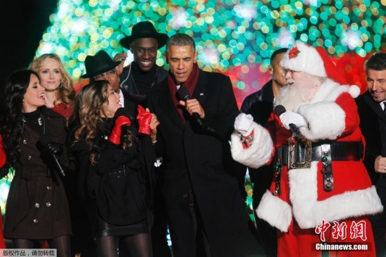 圣诞树点灯仪式 奥巴马与圣诞老人一起摇摆【