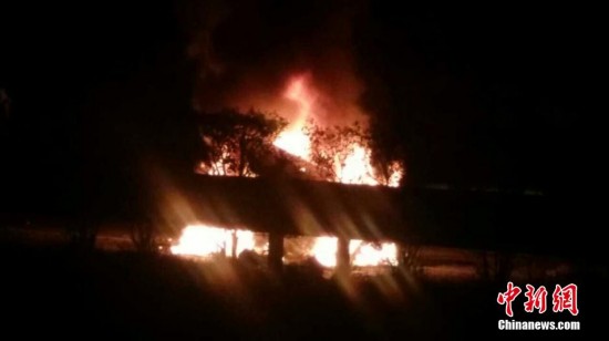 兰海高速贵州段发生车祸 轿车起火燃烧(组图)