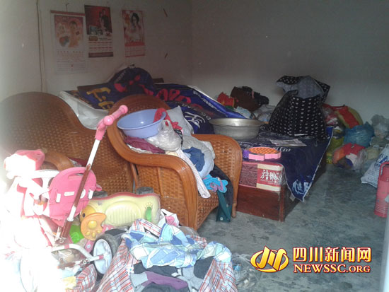 四川70岁老父带2岁娃捡垃圾吃续:丁丁生活环境