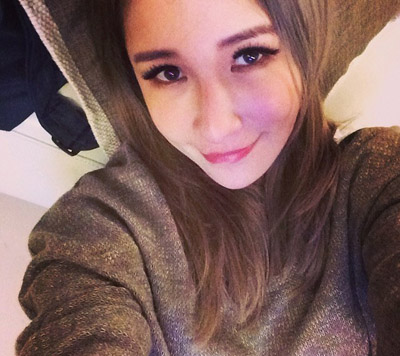 萧亚轩与百亿男友情侣装恩爱现身 闪爆机场