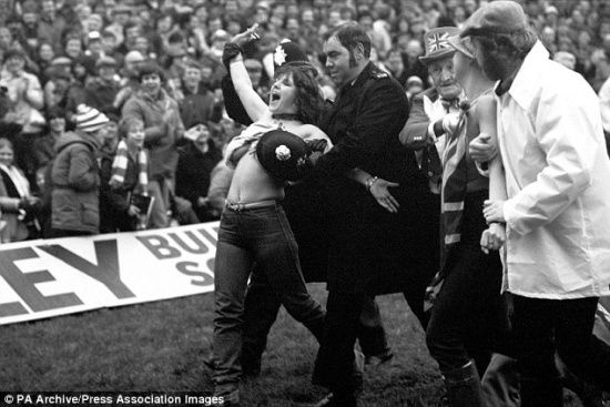 球场裸奔女30年后公开裸照 制成月历出售募善