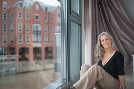 球场裸奔女30年后公开裸照 制成月历出售募善