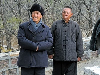 高满堂表示:"他对农村电视剧有贡献,当然也有缺点,但总体而言我们现在