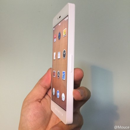 白色锤子手机真机曝光:边框色差明显(图)