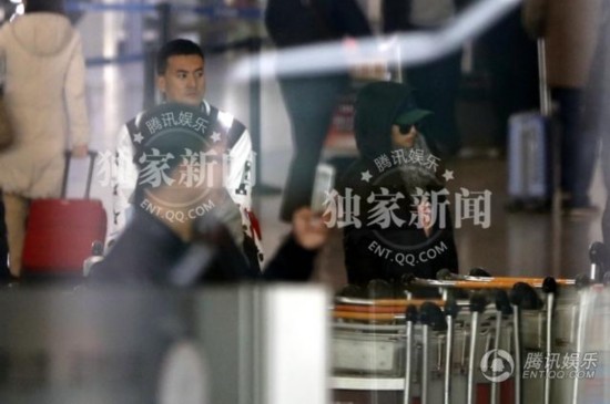 何洁踩超高松糕鞋 与赫子铭仍现最萌身高差-