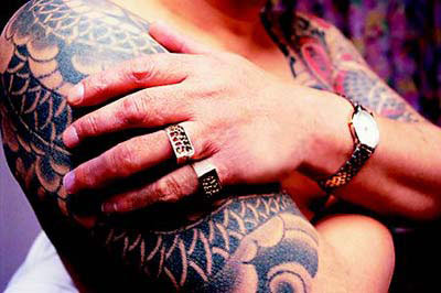 揭秘日本黑帮生活:犯错要断指 妻女地位低下