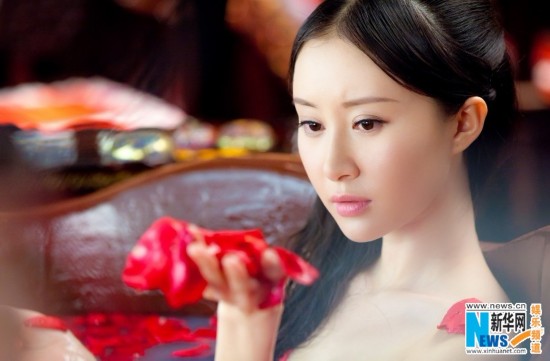 杨紫穿婚纱_杨紫穿婚纱走秀变 结婚狂 女星婚纱造型PK(3)