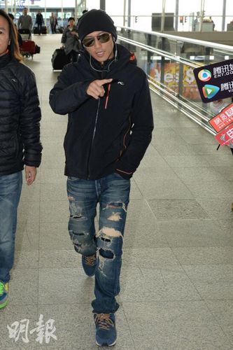谢霆锋王菲现身机场 将乘同一班飞机回京(组图