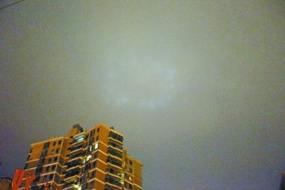 武昌夜空突现巨大光圈 晚10点整消失
