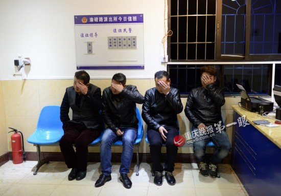 重庆:4名男子坐飞机行乞 戴名牌手表用苹果手