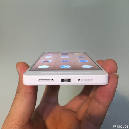 白色锤子手机真机曝光:边框色差明显(图)