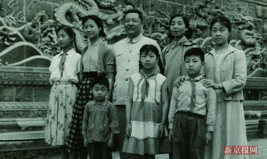 《习仲勋画传》出版 习近平随父下乡照曝光 (图