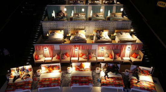 家具零售商改造床上影院 让观众躺着看电影