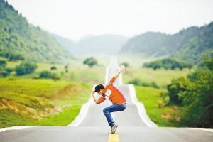 欲引朋友关注 男子换百余景点同一姿势拍照(图