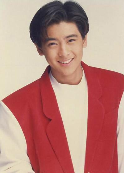 有钱人连枕头都任性 林志颖晒Kimi温馨睡颜