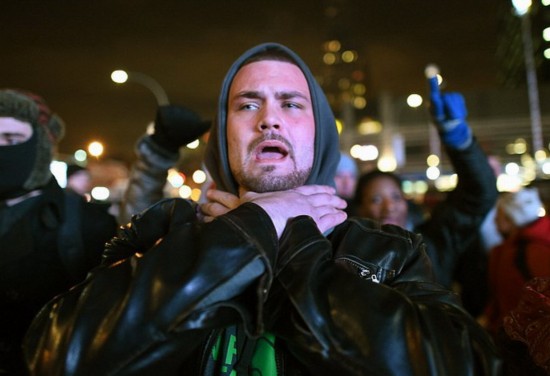 威廉王子夫妇观战NBA 遇锁喉案抗议人群(组