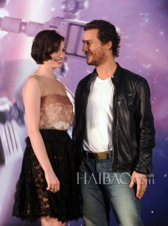 ���ݡ���ɪޱ (Anne Hathaway) �����ޡ����� (Matthew McConaughey) �����Ӱ���Ǽʴ�Խ��(Interstellar) �Ϻ�ý������