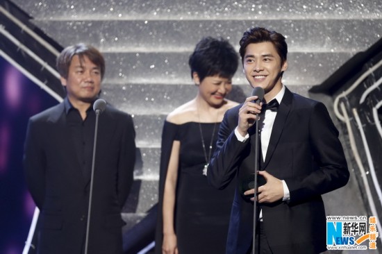 黄晓明Angelababy并肩坐秀恩爱 陈伟霆李易峰