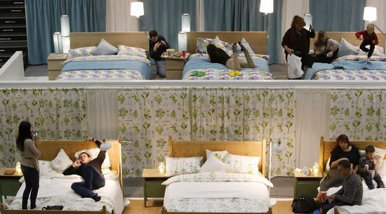 家具零售商改造床上影院 让观众躺着看电影