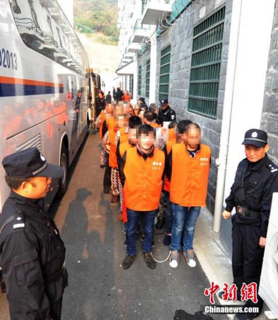 人口大迁徒_中国人口 大 迁徙 镜头下的九年春运路(3)
