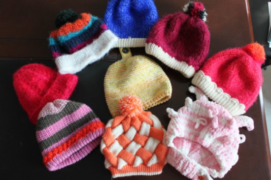 明光市妇联组织妇委会主任为贫困儿童编织 爱