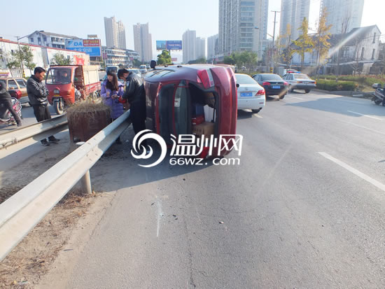 苍南一女子开车途径瓯南大桥时侧翻