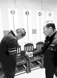 吸毒男子深夜被查要求作尿检 竟憋尿18小时