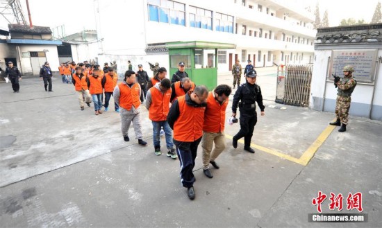 人口大迁徒_中国人口 大 迁徙 镜头下的九年春运路(2)