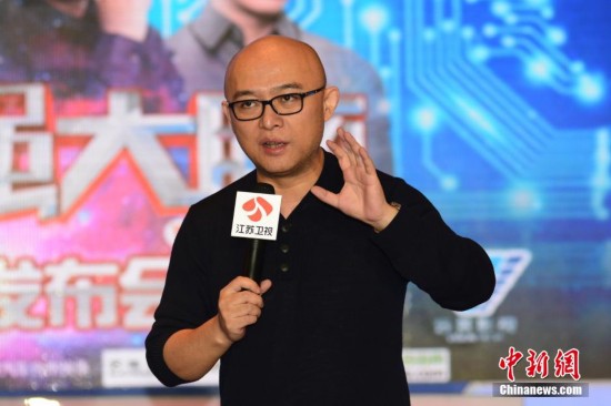 <em>奶茶妹妹</em>身穿碎花裙现身《<em>最强大脑</em>》发布会