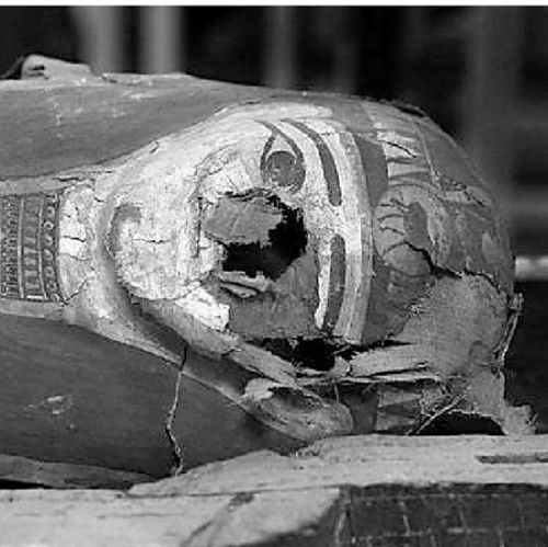 木乃伊面部的金色面具无法移除,因为那样会导