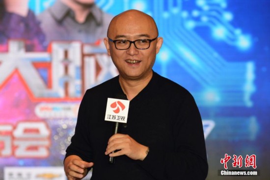 <em>奶茶妹妹</em>身穿碎花裙现身《<em>最强大脑</em>》发布会