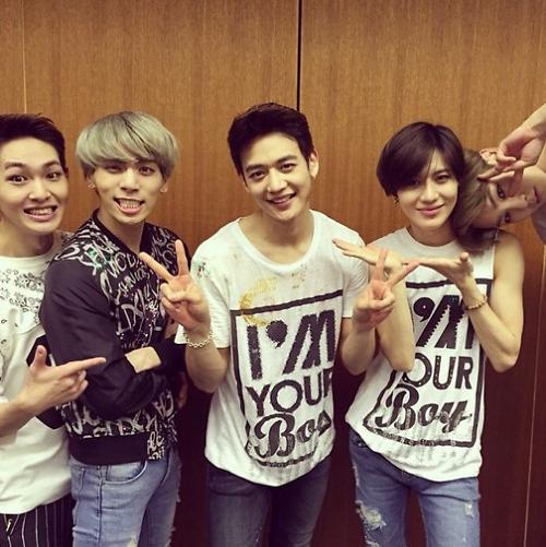 SHINee完整体回归 拍摄照片与粉丝互动\/图