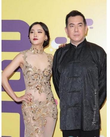 伪娘街头被扒揭穿 百元哥遭司机暴打亮瞎眼雷