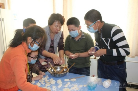 海拉尔区新海小学将包饺子搬上厨艺课堂