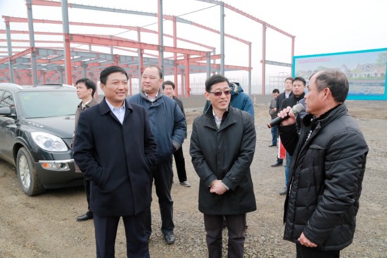 颍上县委书记,县人大常委会主任熊德超,副县长吕戈等陪同考察并汇报了