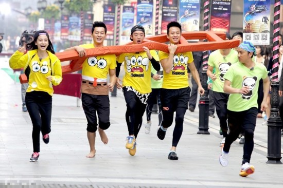 Baby瞪眼扮机器人吓傻陈赫 郑恺耍诈撕名牌逼